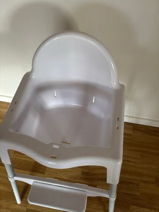 Trona infantil con reposapiés