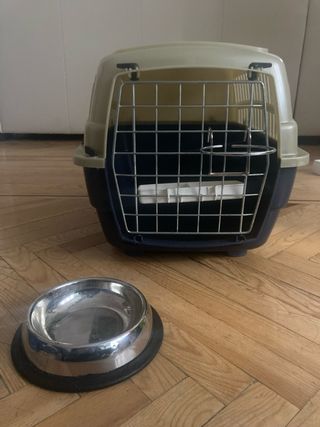 Transportín para mascotas con plato.