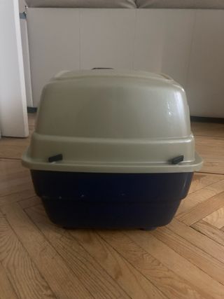 Transportín para mascotas con plato.