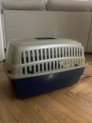 Transportín para mascotas con plato.
