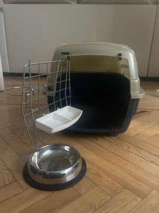 Transportín para mascotas con plato.