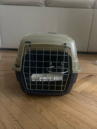 Transportín para mascotas con plato.