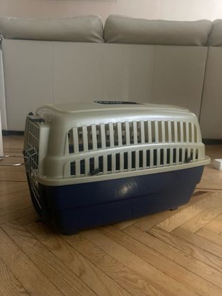 Transportín para mascotas con plato.