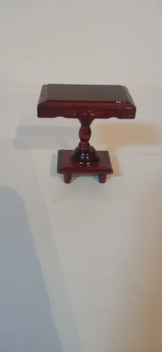 Mesa de casa de muñecas de madera