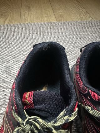 Zapatillas Asics Negras y Rojas