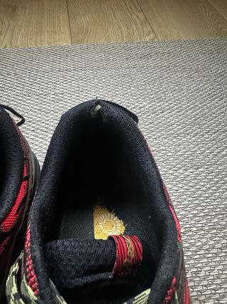 Zapatillas Asics Negras y Rojas