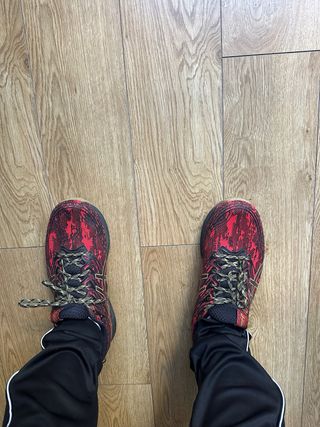 Zapatillas Asics Negras y Rojas