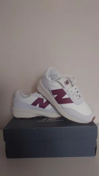 Deportivas New Balance Blancas y Moradas