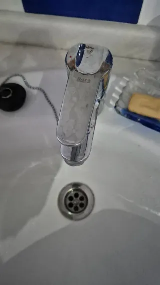 Mueble baño mármol, grifería y espejo