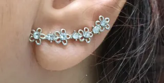 Pendientes plateados con flores