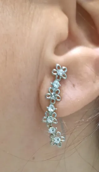 Pendientes plateados con flores