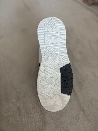 Zapatillas deportivas negras, grises y blancas