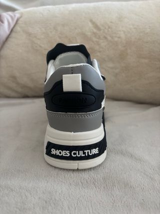 Zapatillas deportivas negras, grises y blancas