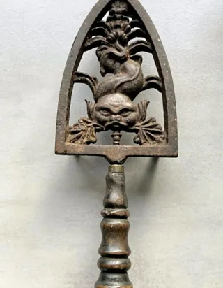 Antigua plancha de hierro