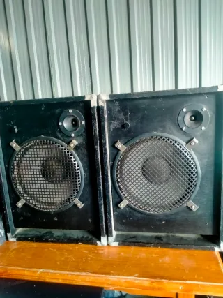 Altavoces grandes negros