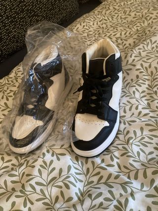 Zapatillas deportivas blancas y negras talla 41