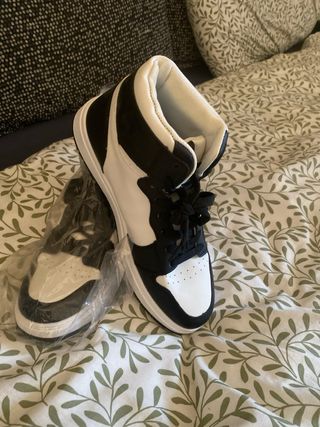 Zapatillas deportivas blancas y negras talla 41