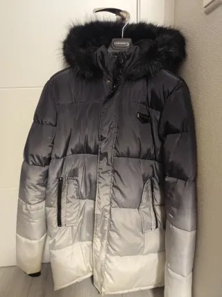 Abrigo hombre gris y blanco. De JD