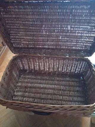 Cesta de mimbre y madera