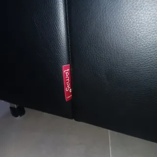 Sillón de piel natural, muy cómodo.