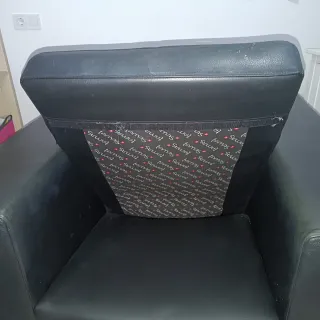 Sillón de piel natural, muy cómodo.