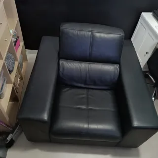 Sillón de piel natural, muy cómodo.