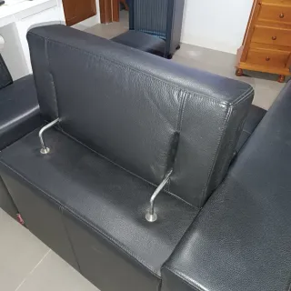 Sillón de piel natural, muy cómodo.