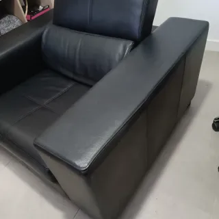 Sillón de piel natural, muy cómodo.