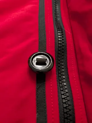 Abrigo marca GUESS Rojo XXL