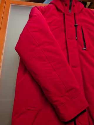 Abrigo marca GUESS Rojo XXL