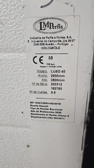 Puerta seccional para garaje