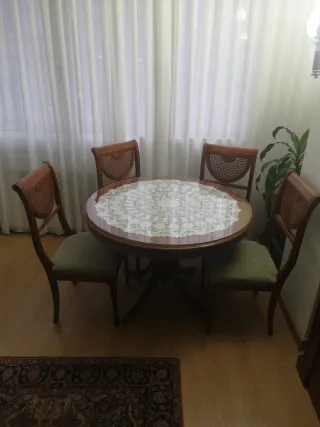 Mueble de comedor madera de Cerezo y cristal