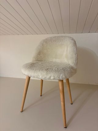 Silla vintage peluda blanca