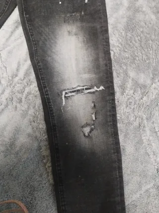 Pantalón vaquero negro desgastado