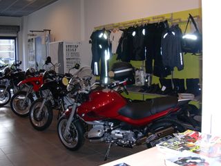 Expositor boutique BMW tienda ropa calzado equipo