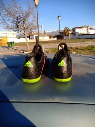 Zapatillas fútbol sala Adidas negras y rosas