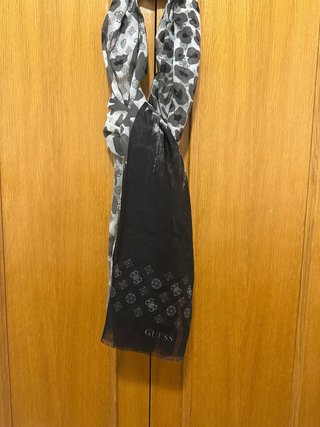 Pañuelo Guess estampado animal print