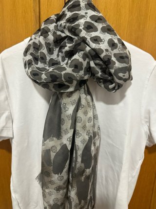 Pañuelo Guess estampado animal print