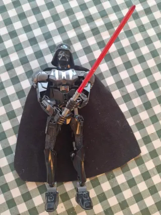 Lego Darth Vader con sable de luz