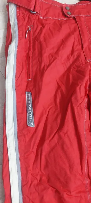 Pantaloni da sci rossi con bretelle