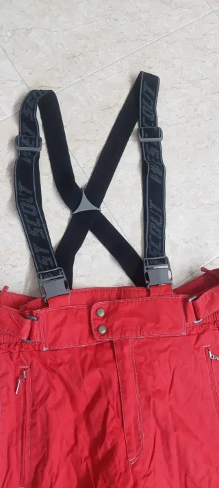 Pantaloni da sci rossi con bretelle