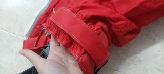 Pantaloni da sci rossi con bretelle