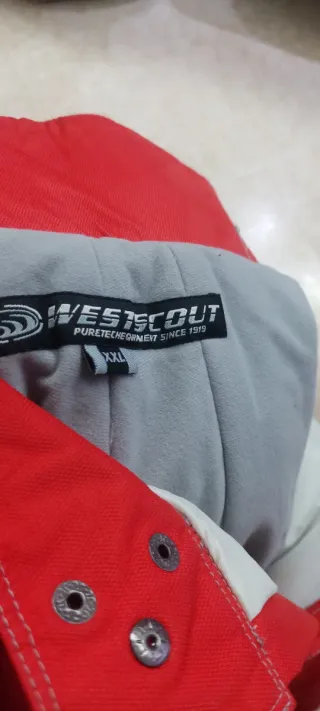 Pantaloni da sci rossi con bretelle