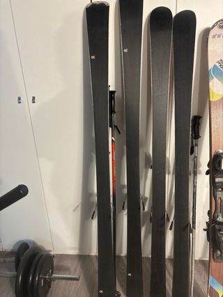 Esquís y tabla de snowboard