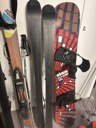 Esquís y tabla de snowboard