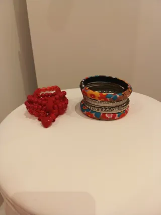 Pulsera perlas rojas y brazaletes flores