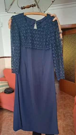 Vestido largo azul marino con encaje