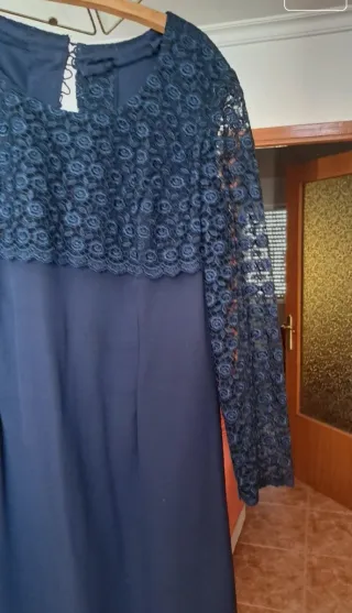 Vestido largo azul marino con encaje