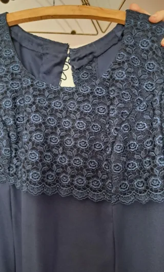 Vestido largo azul marino con encaje