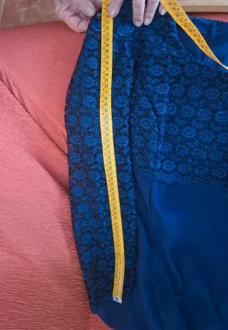 Vestido largo azul marino con encaje